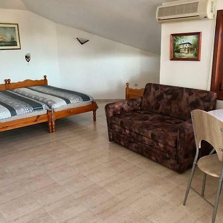 Студиа Мансарда Ненови Pomorie Exteriör bild