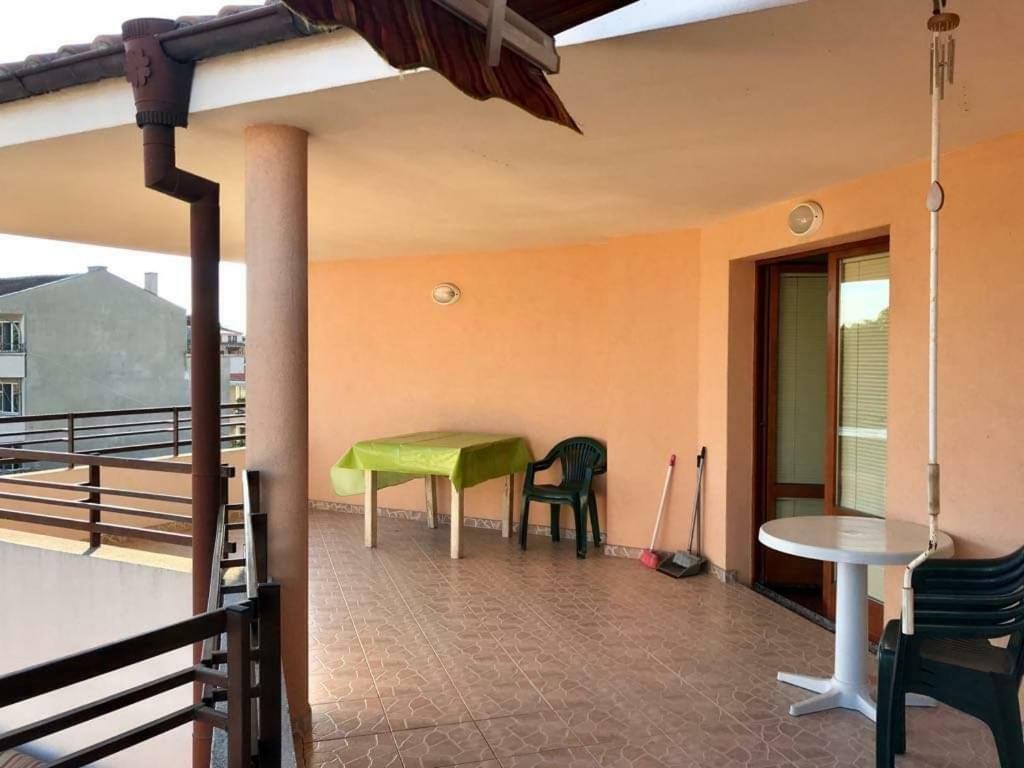Студиа Мансарда Ненови Pomorie Exteriör bild