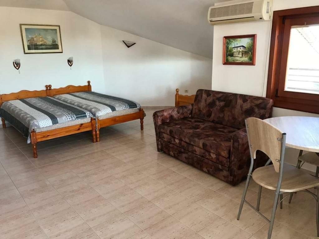 Студиа Мансарда Ненови Pomorie Exteriör bild